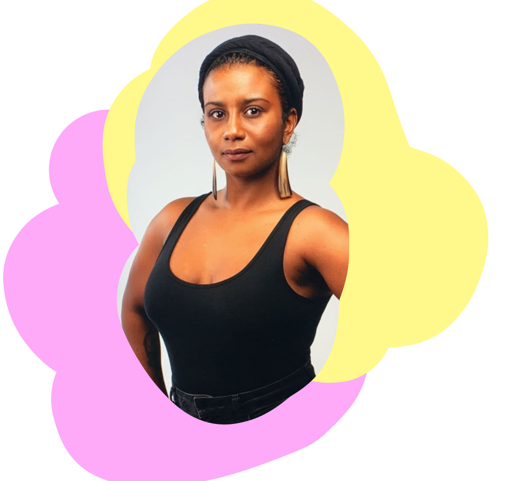 « J’avais récemment fait la transition d’un emploi en service à la clientèle dans le milieu corporatif vers un poste en communications au Studio 303, dans l’espoir de retrouver un ancrage artistique. Un jour, Marie-Reine, une artiste-enseignante, est passée au bureau pour nous inviter à un cypher de Waacking dans la salle voisine. Curieuse, je l’ai suivie — et ce que j’ai vu m’a coupé le souffle. Un cercle vibrant de danseur·euses remplissait le studio d’une joie brute et d’un sentiment de liberté, s’encourageant les un·es les autres. Ce n’était pas juste du mouvement ; c’était une libération artistique, une communauté, un soutien. À ce moment-là, j’ai su que j’étais exactement à ma place. »