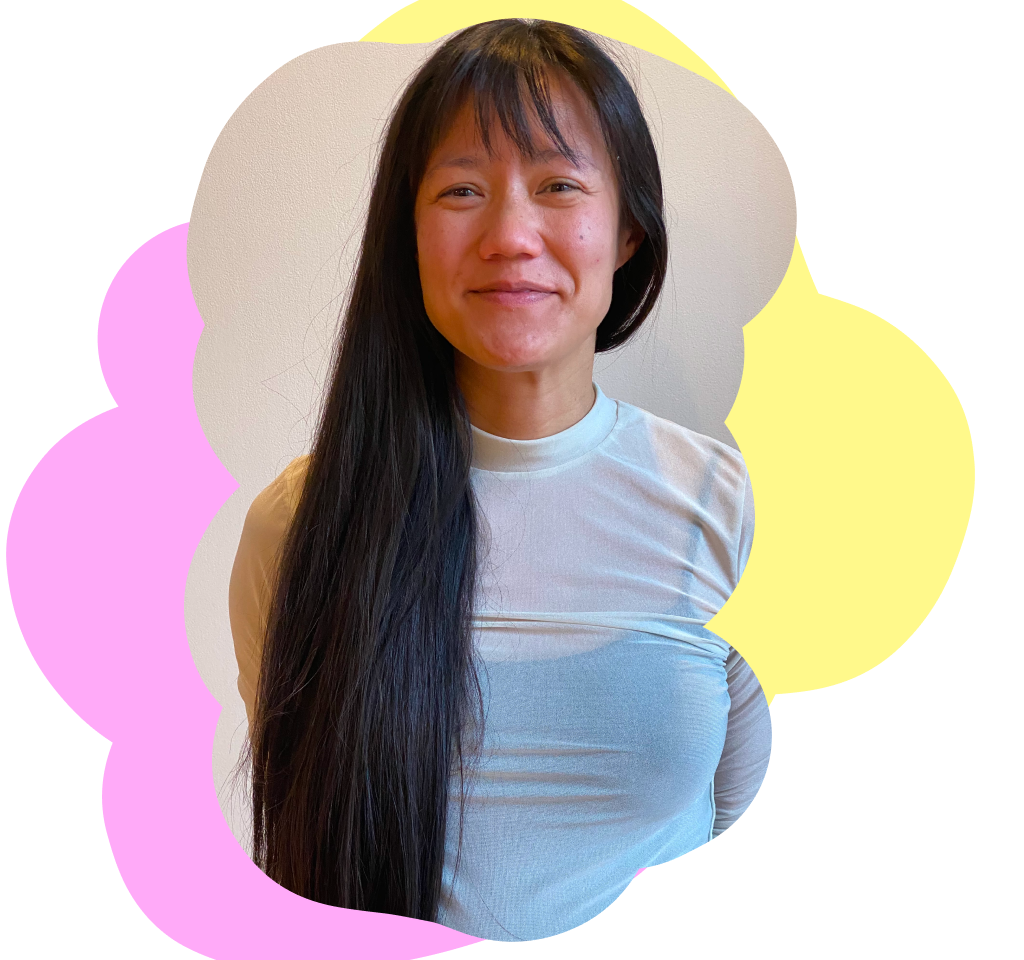 « J’ai commencé ici, dans ce même bureau lumineux, en 2013… jeune et au tout début d’un stage non rémunéré. Je ne venais ni de la danse, ni du milieu artistique ou queer, et pourtant, Miriam m’a embauchée. Cette période reste gravée dans ma mémoire. J’y ai tellement appris — sur l’éthique dans les arts, et sur le fait de créer, tout simplement. Par moments, la précarité de notre secteur m’a épuisée, surtout dans des lieux comme le Studio 303, qui choisissent l’éthique et l’indépendance plutôt que la conformité. Je me suis éloignée à quelques reprises… mais j’y suis toujours revenue. »