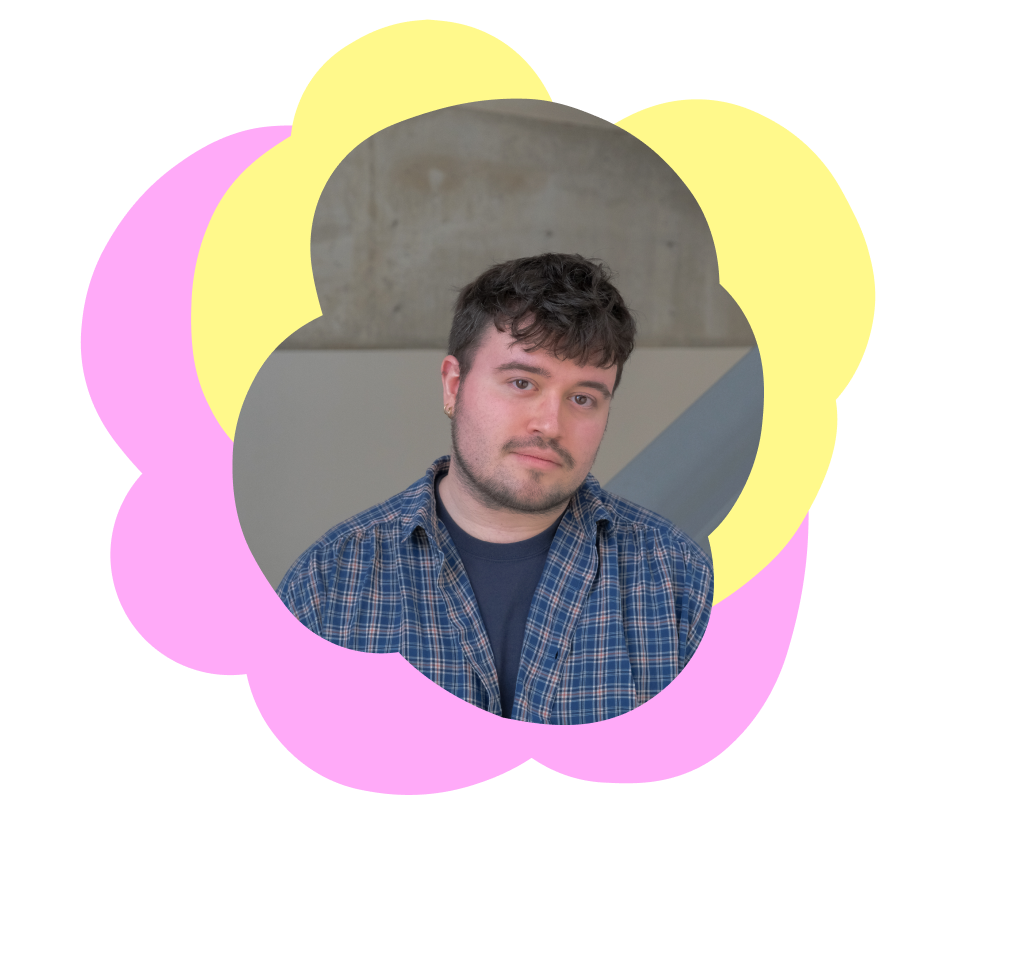 «Travailler dans un lieu qui soutient les artistes comme le fait le 303 m'apporte beaucoup de joie et d'épanouissement. En tant qu'artiste, je suis dans un état de curiosité perpétuelle - intégrer cela dans mon travail au Studio 303 m'a beaucoup nourri. C'est magnifique de voir les artistes se réunir chaque semaine dans le cadre d'un atelier pour s'engager dans leur propre processus de curiosité et d'apprentissage. J'ai également la chance d'accompagner les artistes en résidence pendant les mois d'été, lorsqu'iels viennent au studio pour s'engager dans leur propre processus de création, de partage, d'échec et de prise de risque. Mais par-dessus tout, c'est un immense plaisir d'être chargé de soutenir les artistes au sein de cette organisation.»