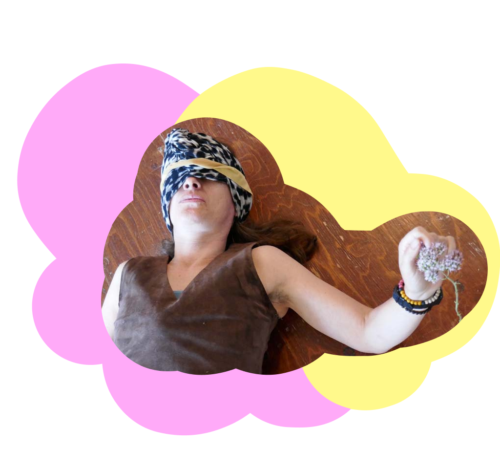 « Je vois le Studio 303 comme cocon créatif. Je le côtoie depuis plusieurs années. Il me permet une pratique corporelle à la fois individuelle et collective alliant la relève avec des artistes expérimentés et l'inter/trans/disciplinarité. La dynamique solo et de groupe, regroupant plusieurs pratiques me fait sortir de ma zone de confort. C'est un lieu d'apprentissage, d'expérimentation, un laboratoire. C'est aussi un lieu rassurant, rare, à la croisé des sens et de la créativité. Un lieu d'expression sensorielle et émotionnelle essentiel en arts. »